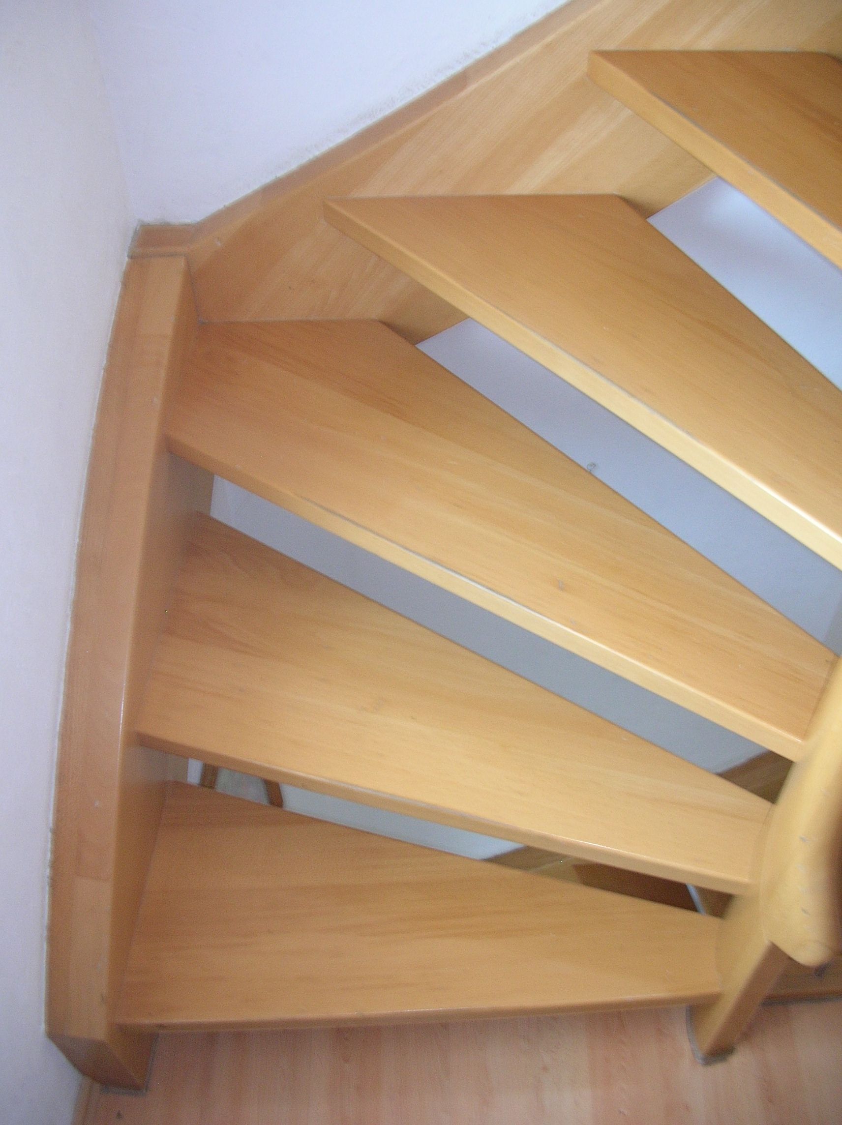 Treppenhaus aus Holz vor der Renovierung