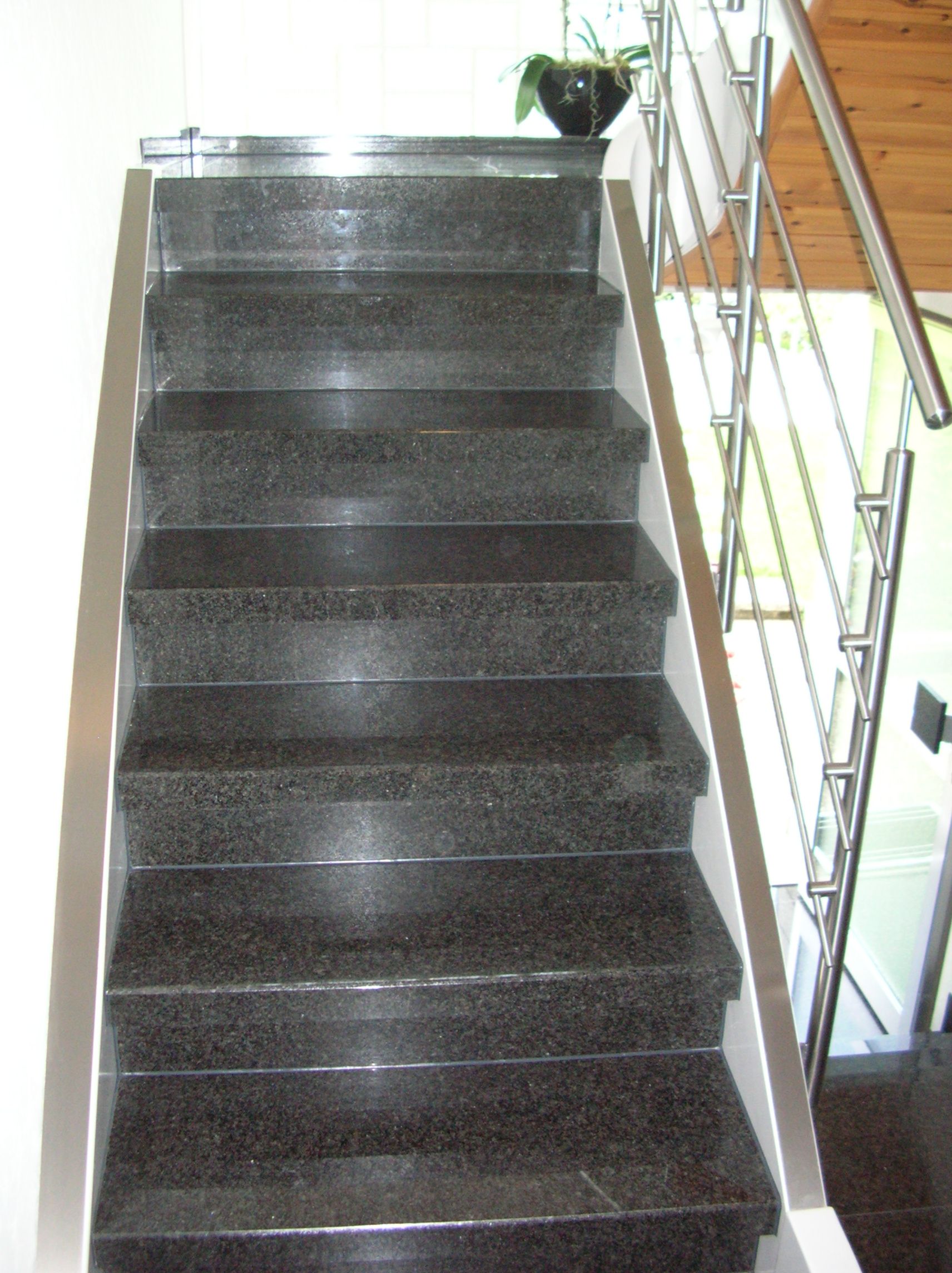 Treppenhaus aus dunklem Naturstein