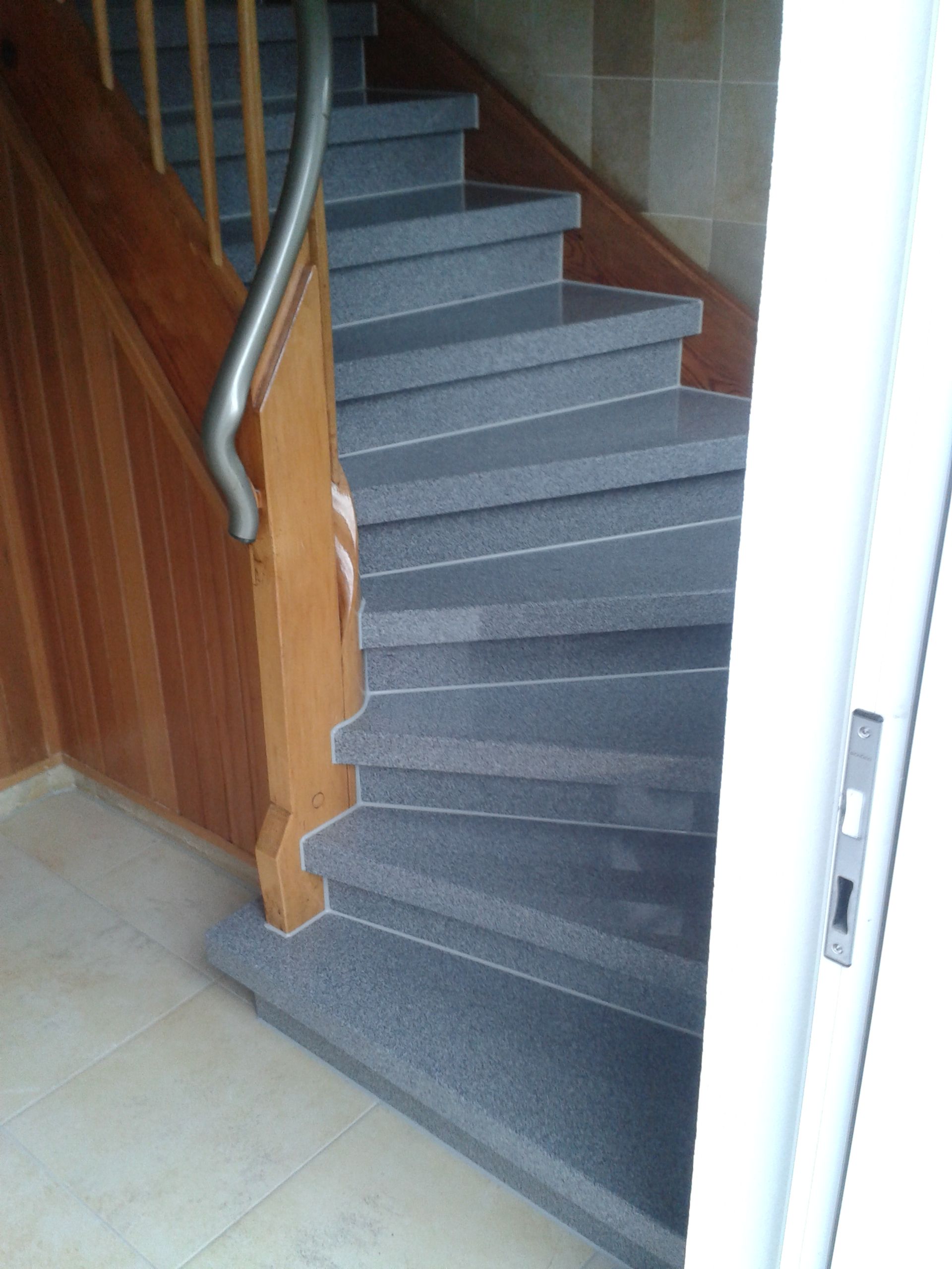 Treppenhaus mit grauen Stufen