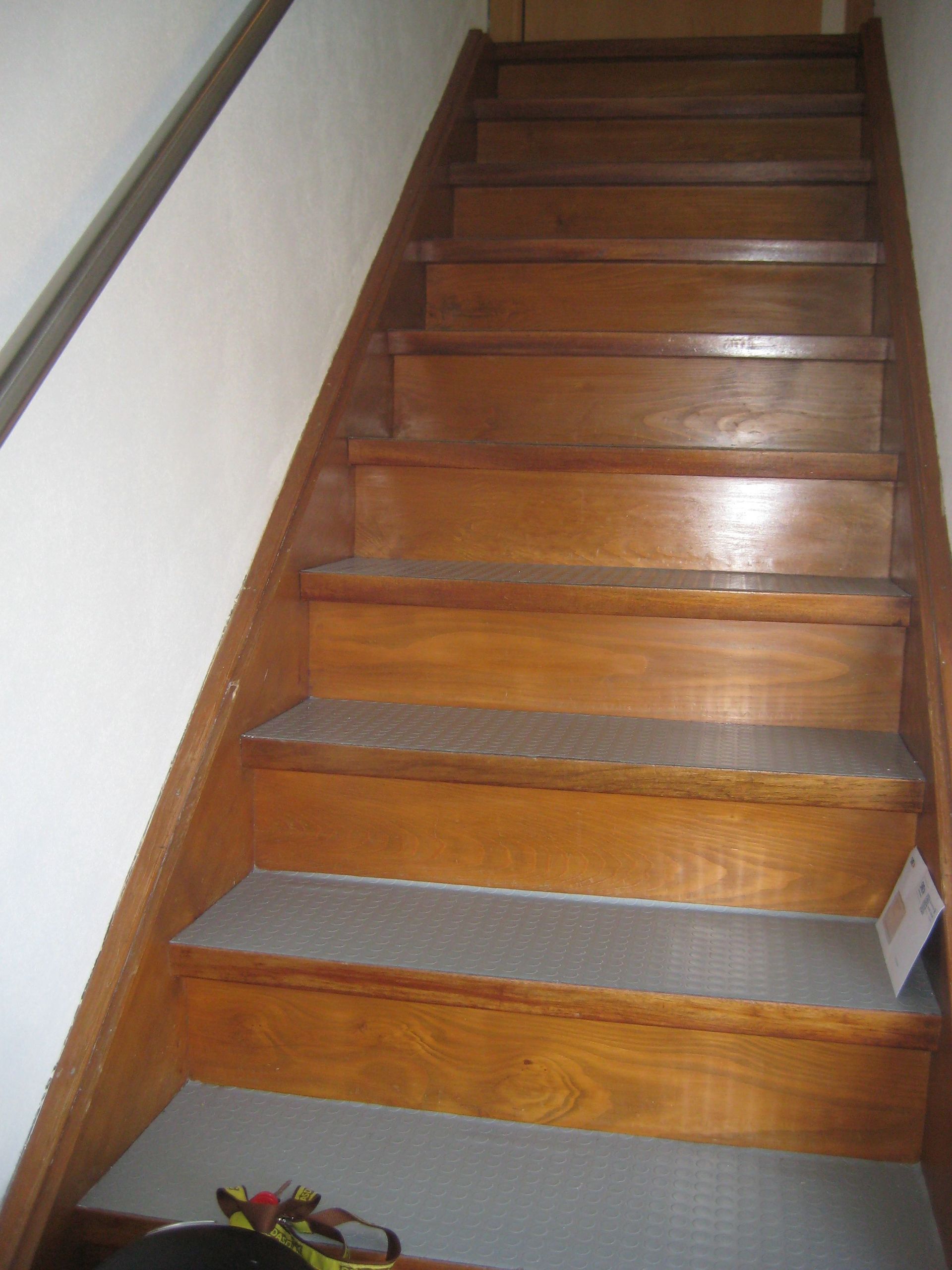 Treppenhaus aus Holz vor der Renovierung