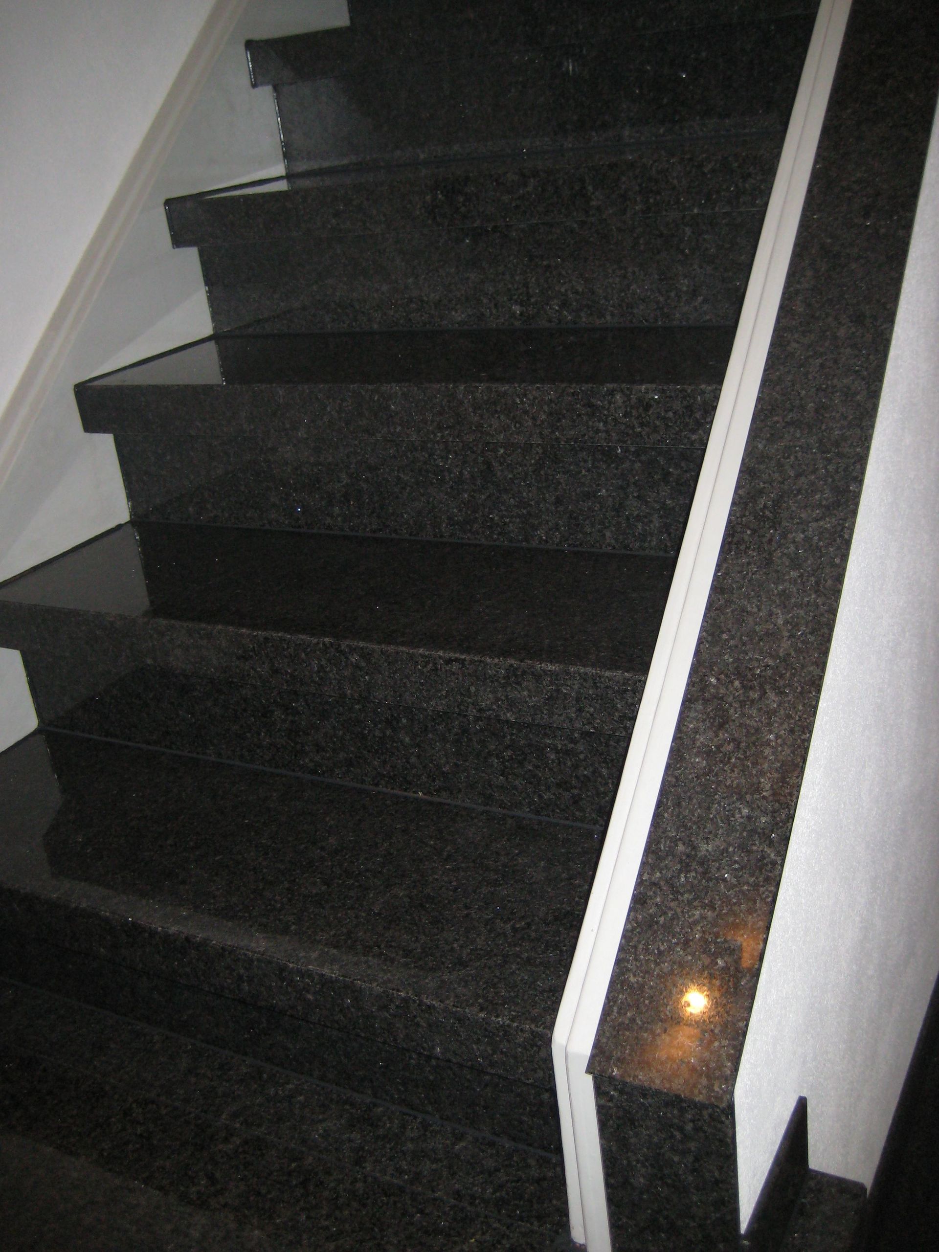Treppenhaus mit schwarzem Stein