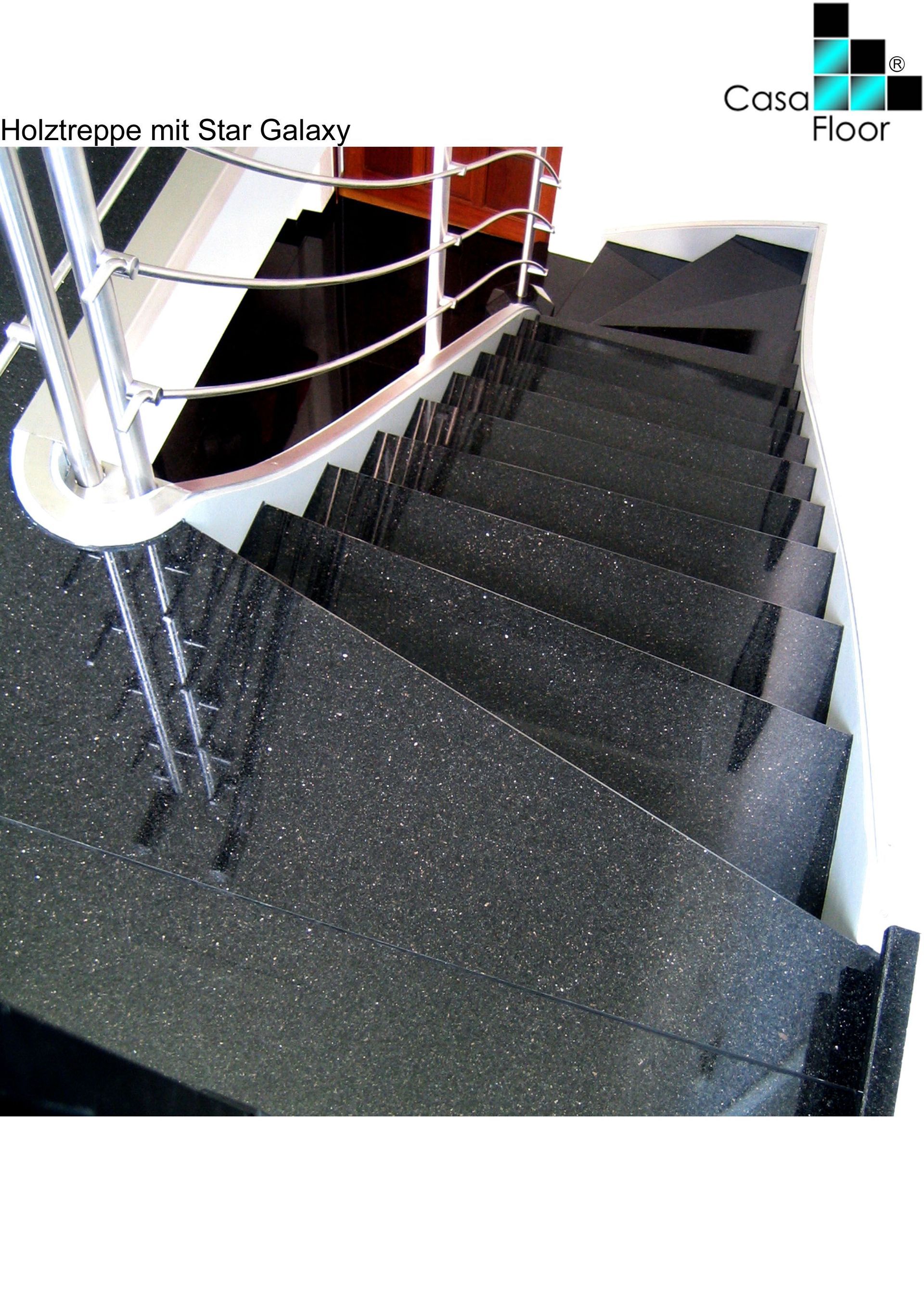 renoviertes Treppenhaus aus dunklem Naturstein