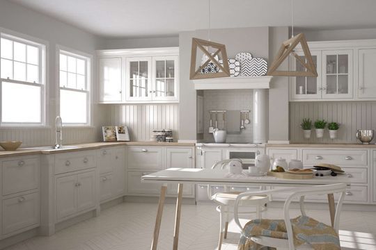 helle Küche mit Holztisch