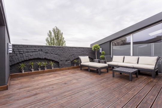 Terrasse mit Holzboden und Balkonmöbeln