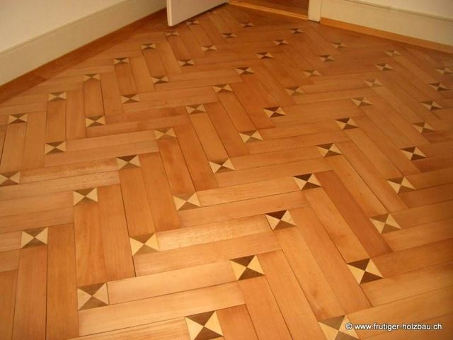 Holzparkettboden mit dekorativen geometrischen Intarsien.