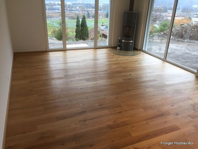 Holzparkettboden mit dekorativen geometrischen Intarsien.