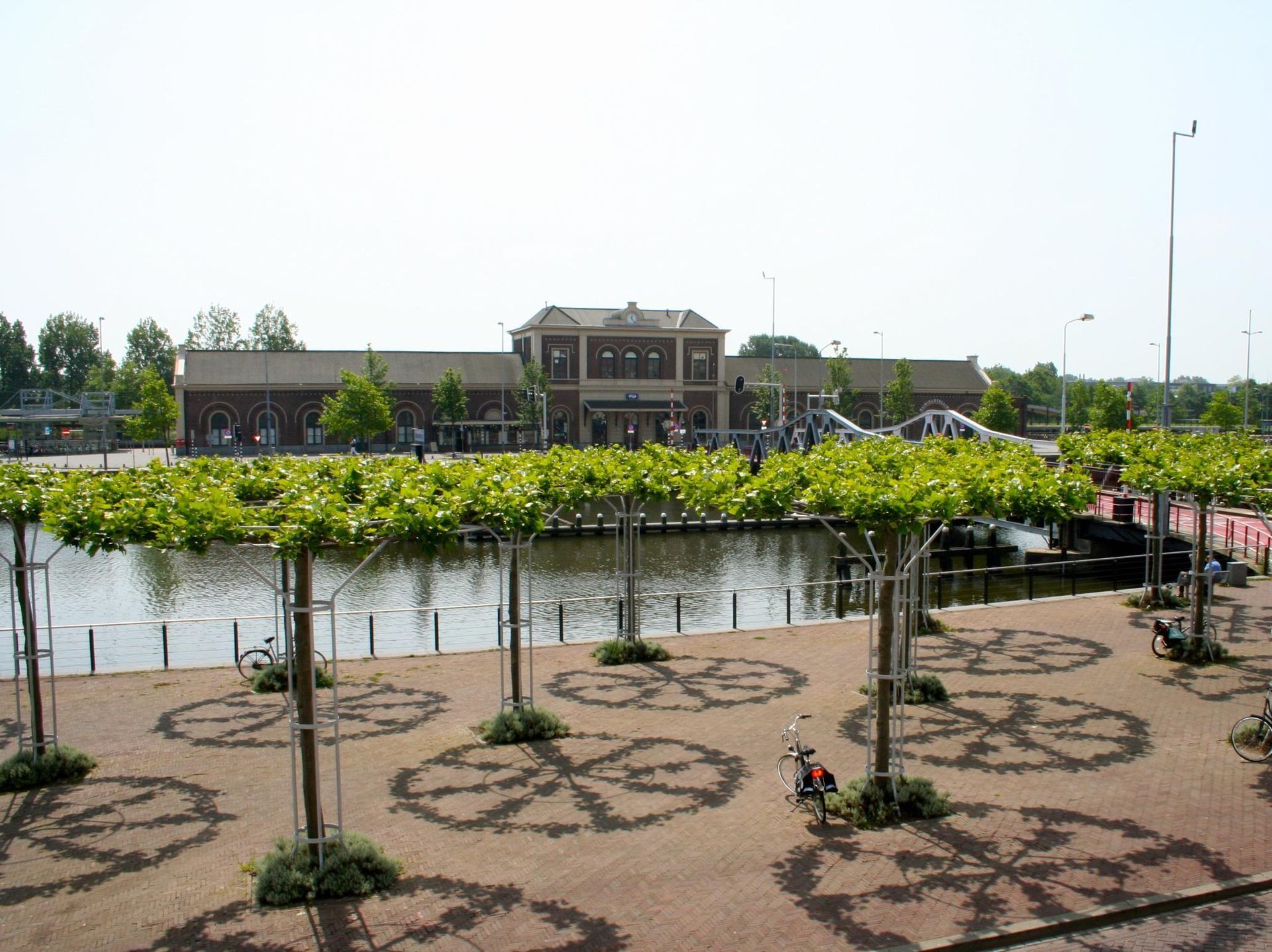 Een groot gebouw met veel bomen ervoor