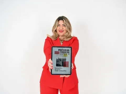 Una mujer con un traje rojo sostiene una tableta en sus manos.