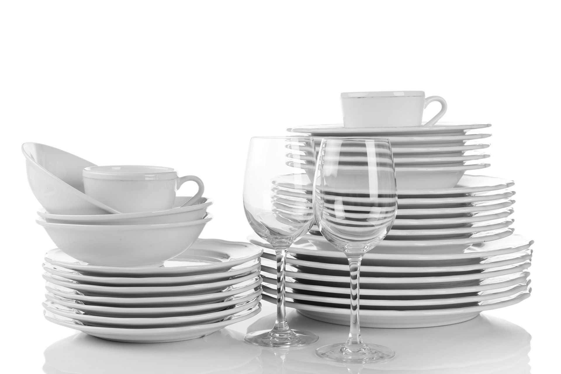 Intérieure d'une toile de réception avec tables disposées en U où sont posées des assiettes dorées et blanches 