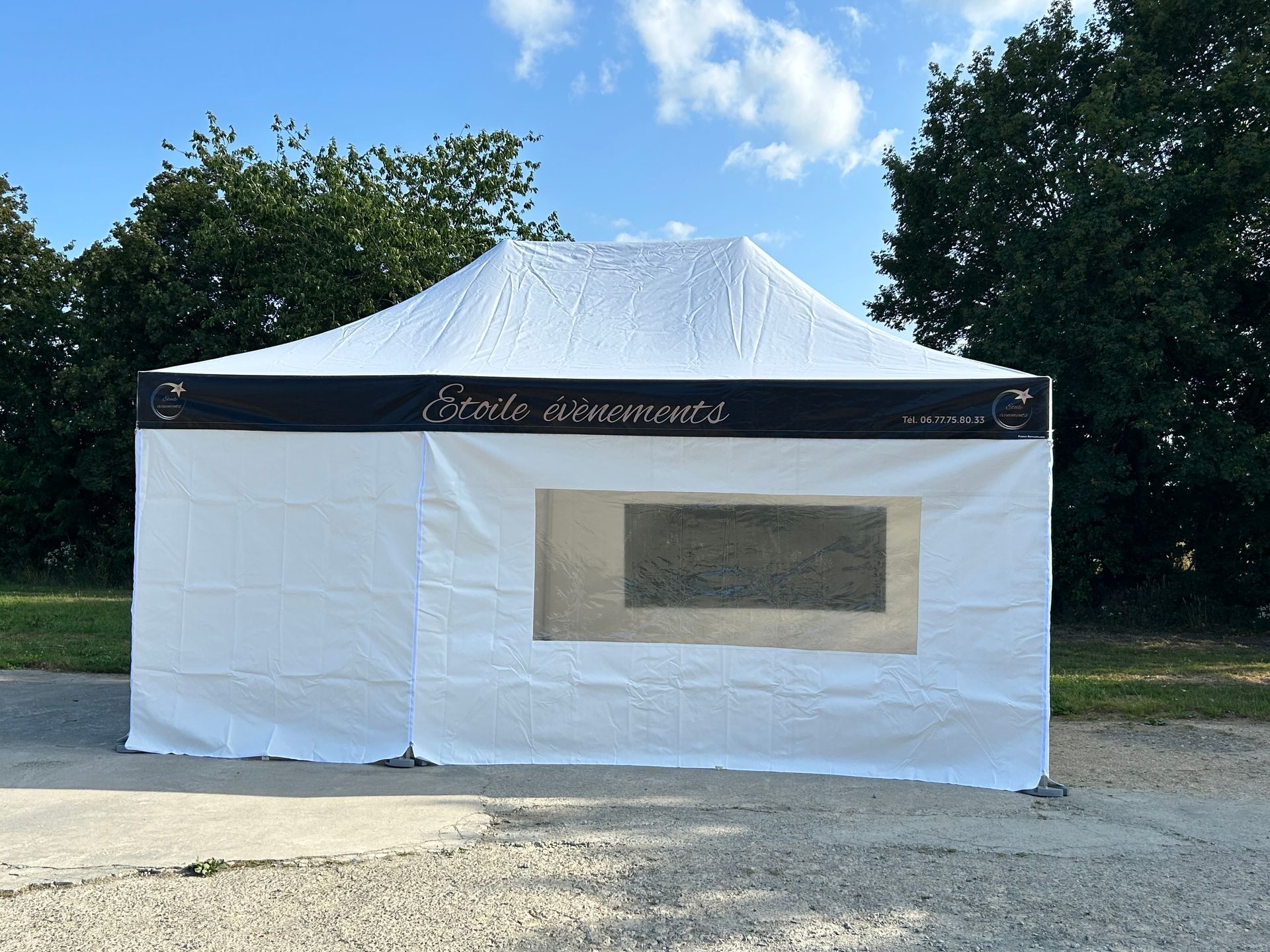 Tente d'évènement blanche avec marqué Étoile évènements dessus