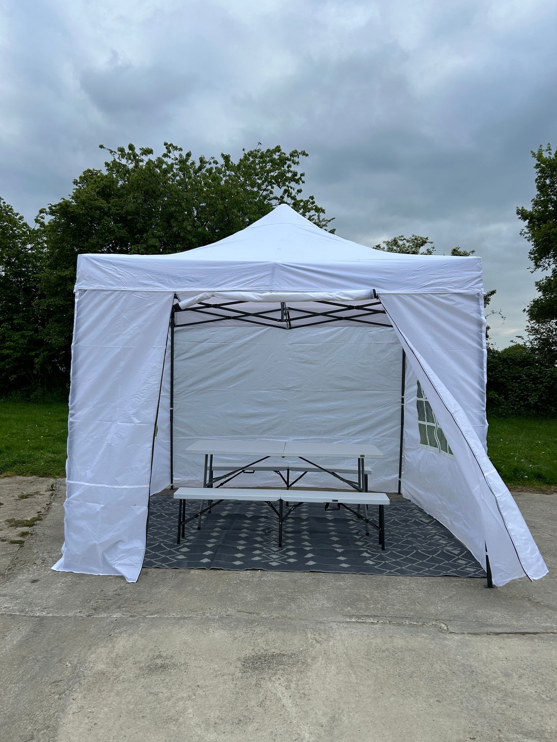 Appareil photo vintage sur touches de piano, détails argentés et noirs.