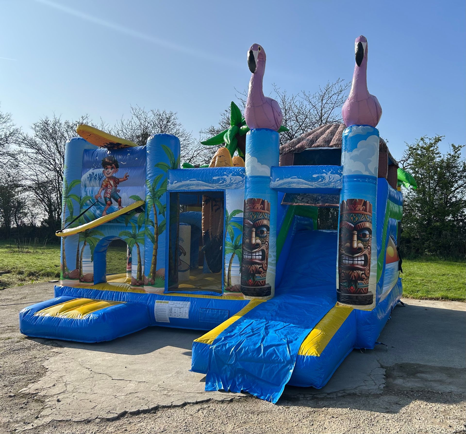 Château gonflable bleu et jaune sur le thème de la jungle