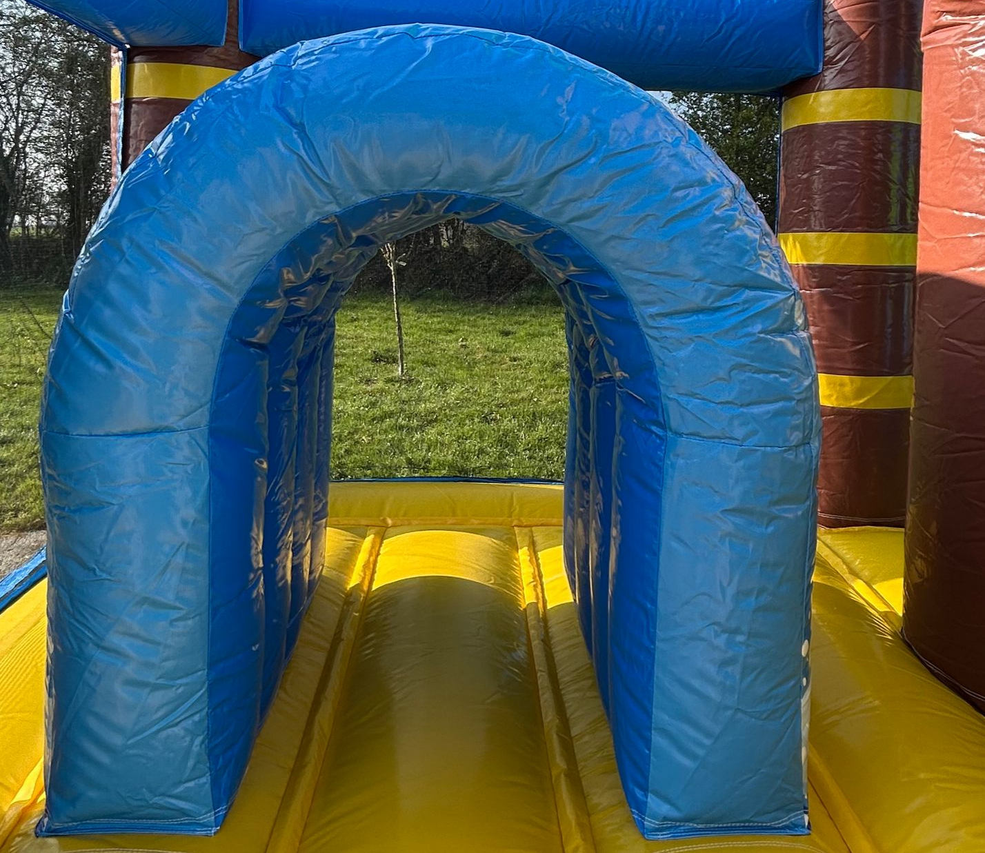 Un tunnel bleu sur une structure gonflable jaune