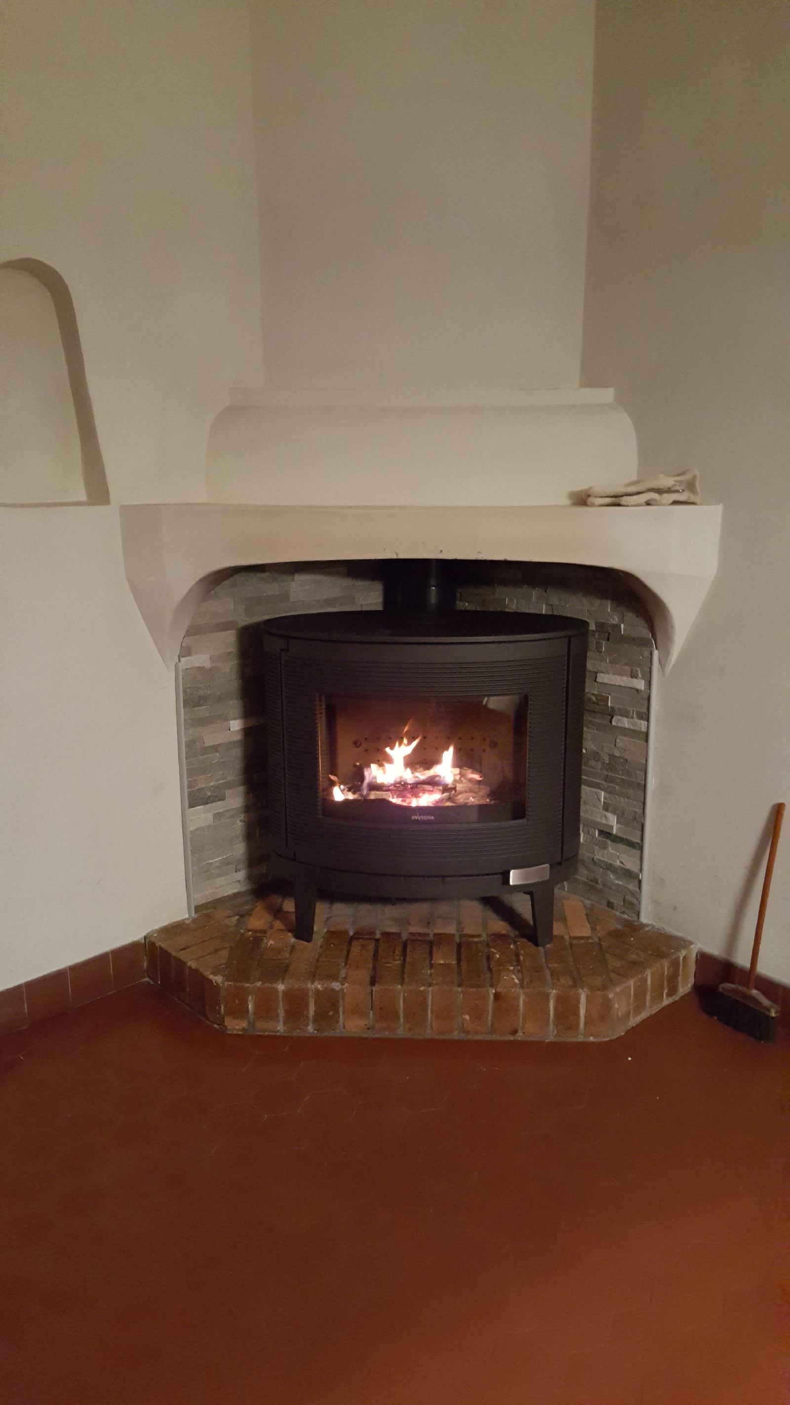 poêle dans un ancien foyer ouvert