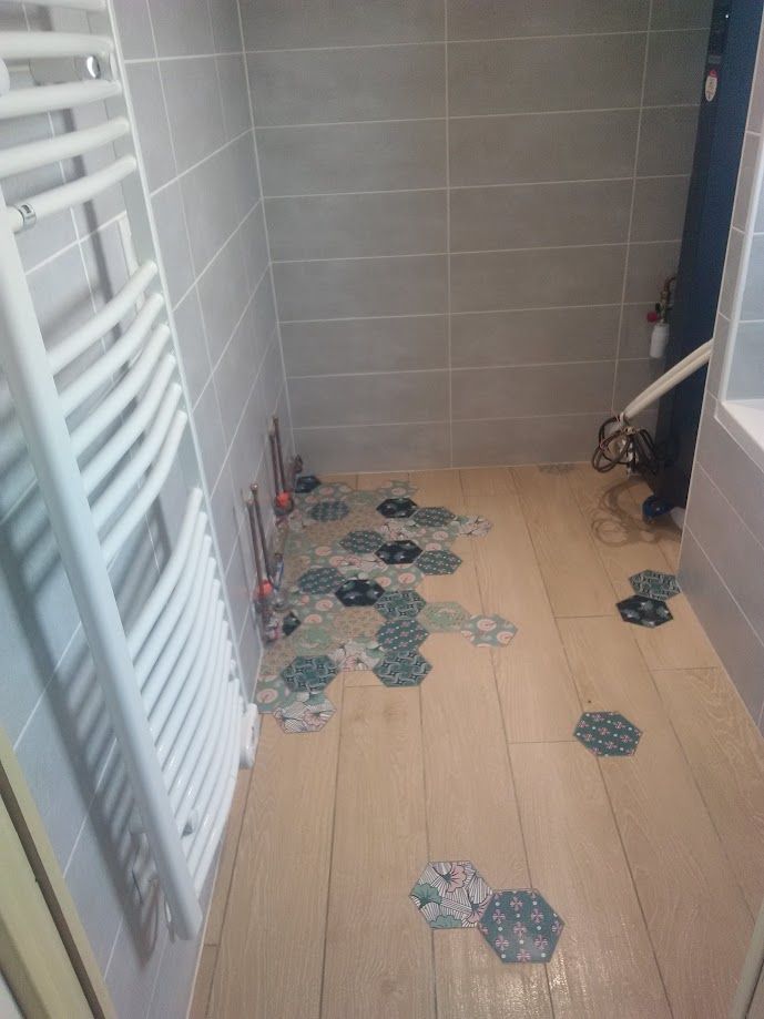 Le sol de la salle de bains était jonché d'éclats de verre brisé près d'un radiateur et d'une douche.