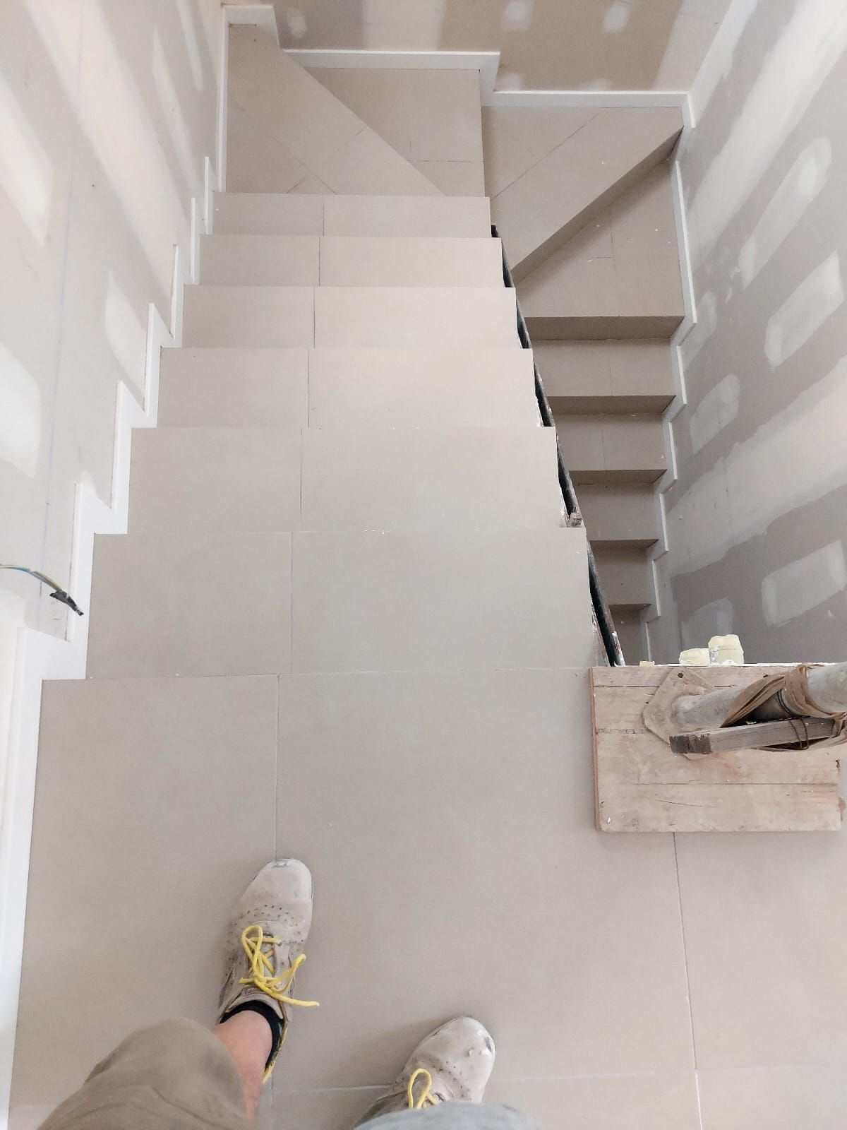 Una persona está parada en un conjunto de escaleras que se están construyendo.