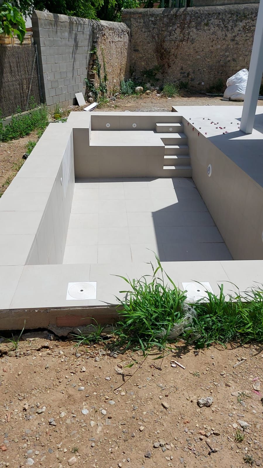 Se está construyendo una piscina en el patio trasero de una casa.