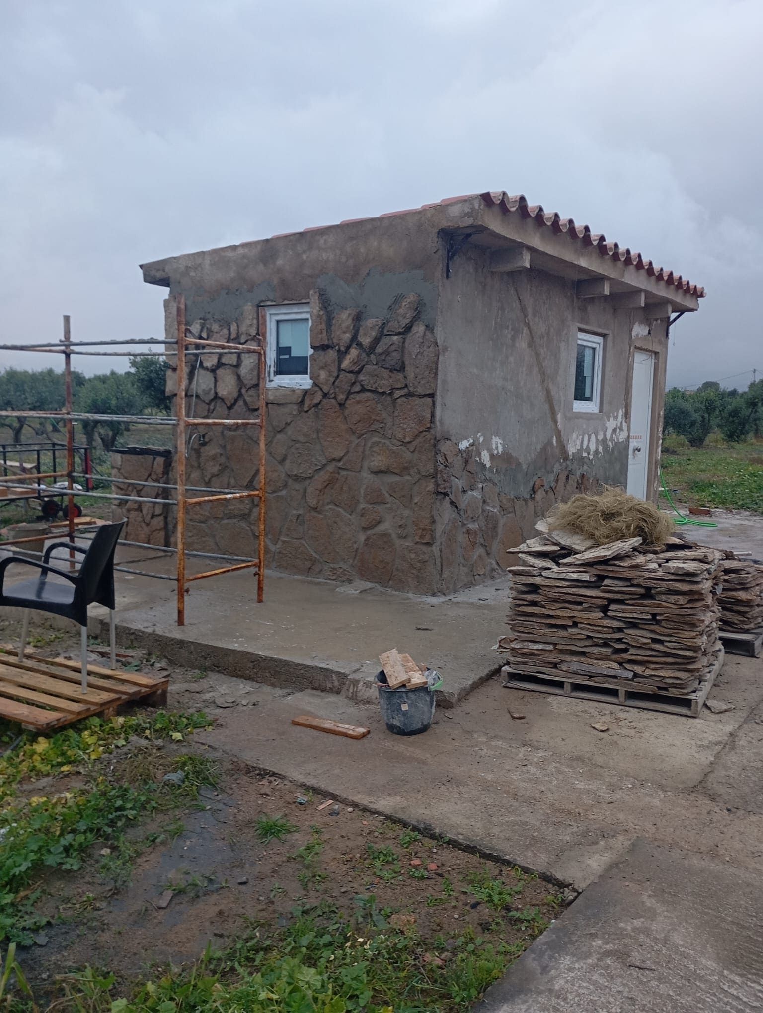 Se está construyendo una pequeña casa en medio de un campo.