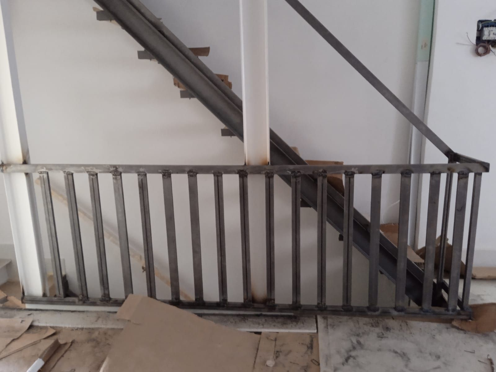 Se está construyendo una escalera con barandilla metálica.