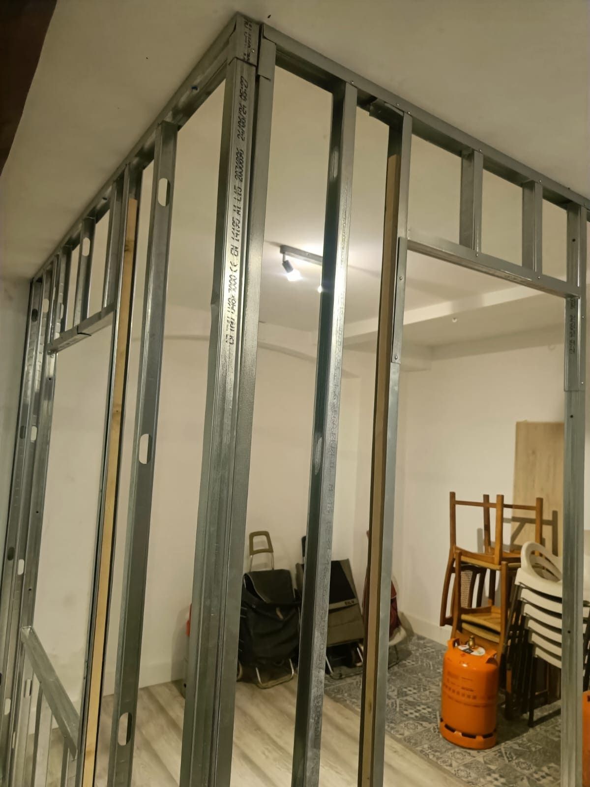 Una habitación con sillas y una pila de tanques de propano.