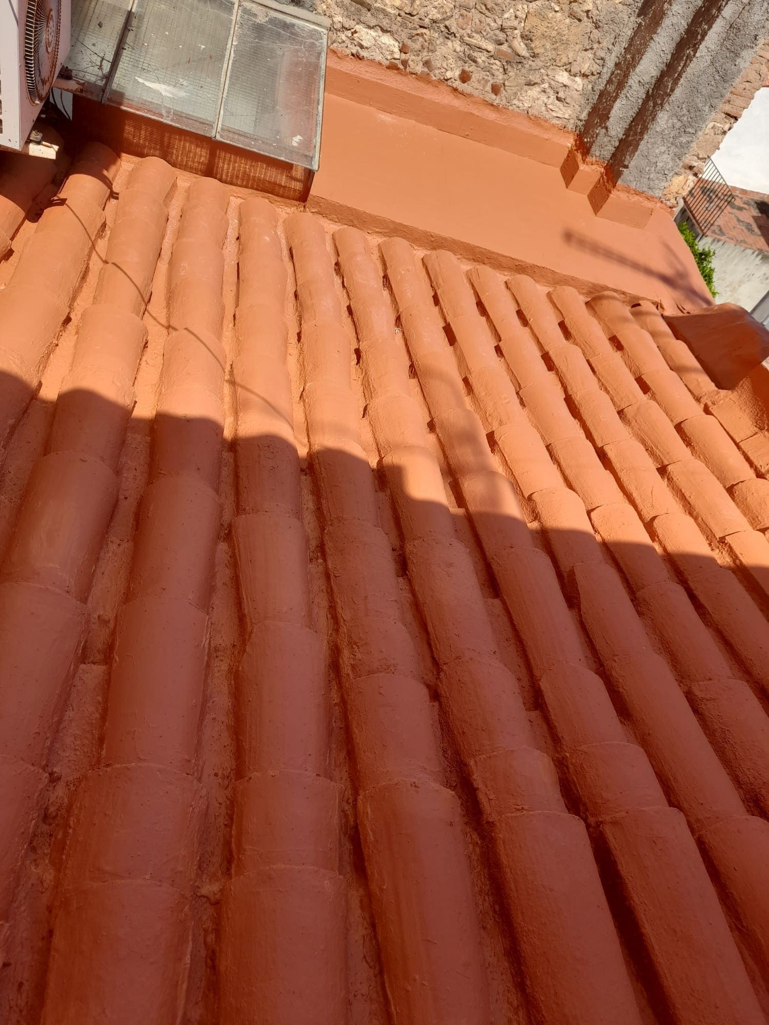 El techo de un edificio ha sido pintado de rojo.