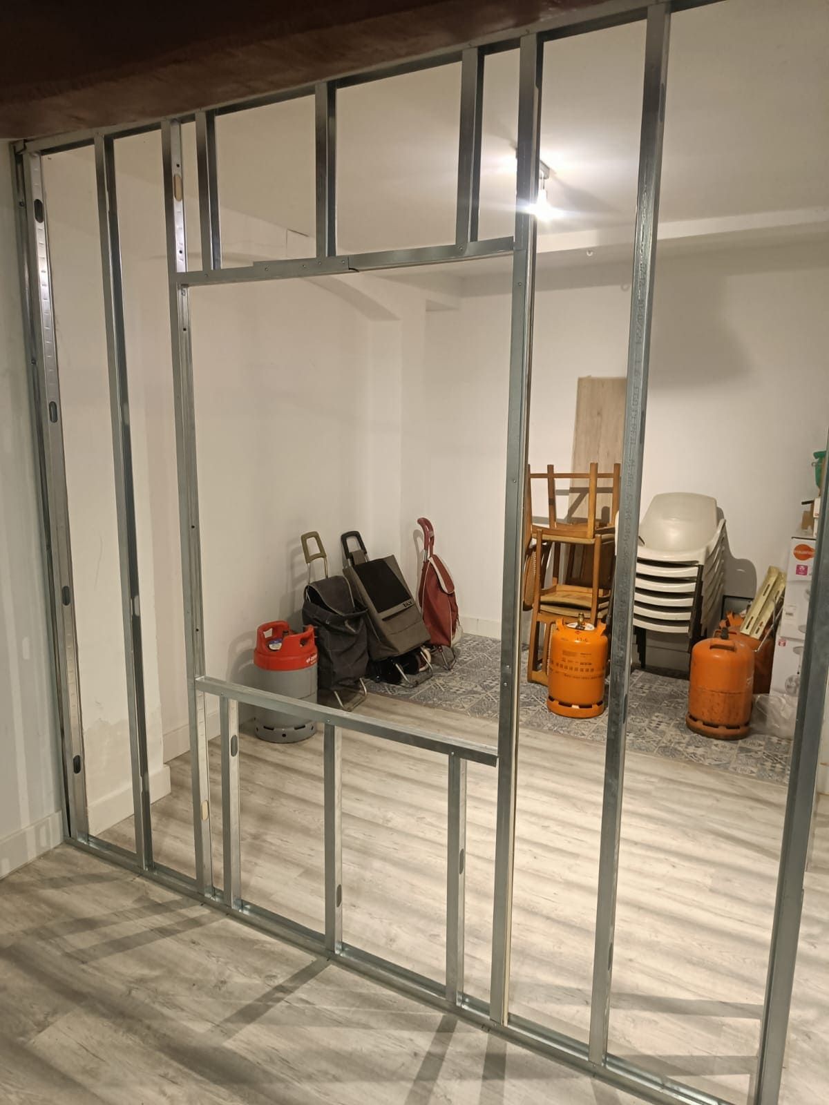 Una habitación con una puerta corrediza de vidrio y un marco de metal.