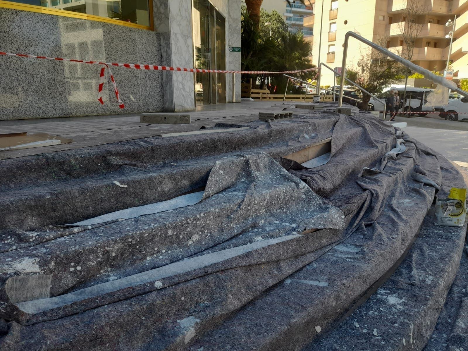 Un conjunto de escaleras cubiertas con una lona