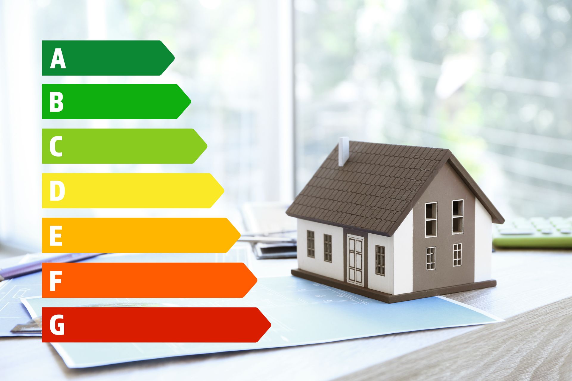 Graphique d'efficacité énergétique avec barres colorées A à G à côté d'un modèle de maison