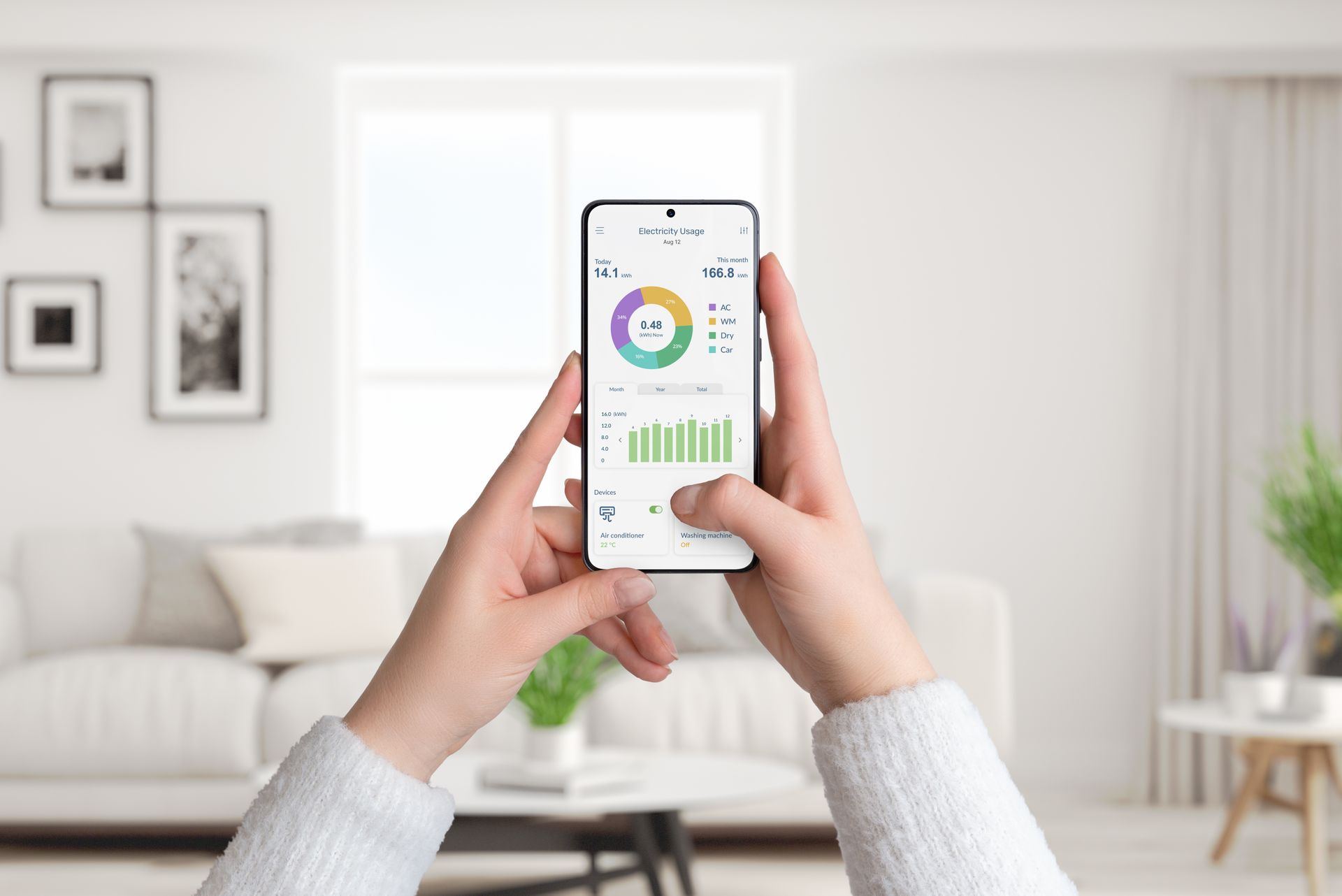 Des mains tenant un smartphone avec des graphiques analytiques dans un salon lumineux