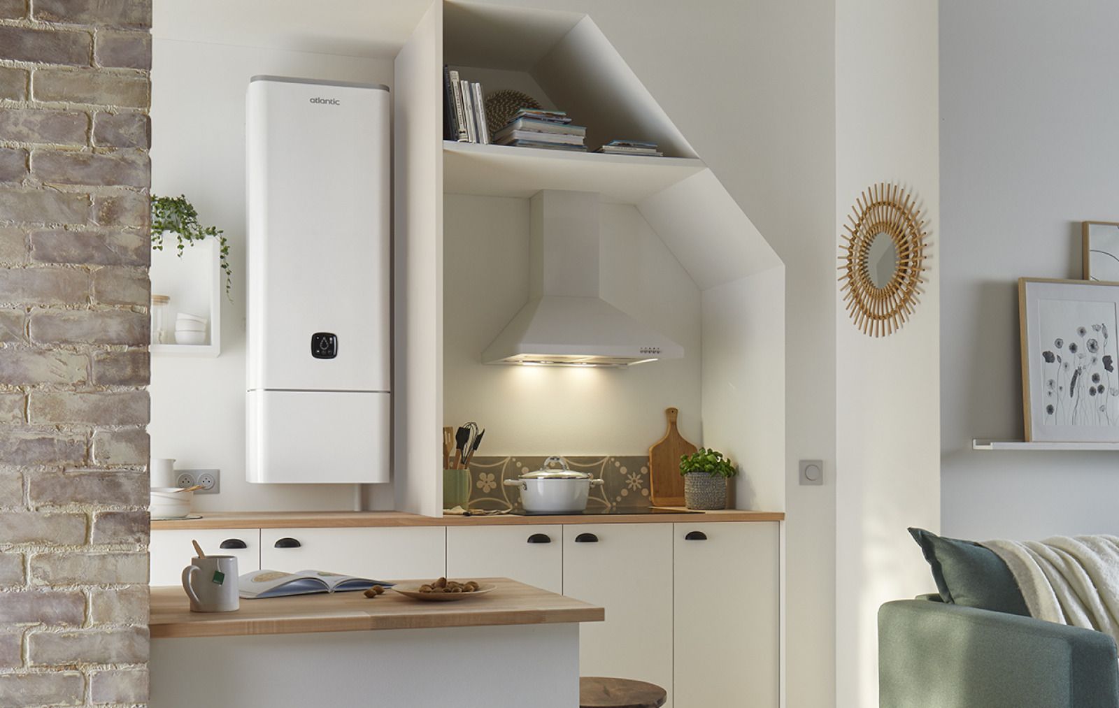 Cuisine minimaliste et lumineuse avec placards blancs, comptoirs en bois, mur en briques et étagères intégrées