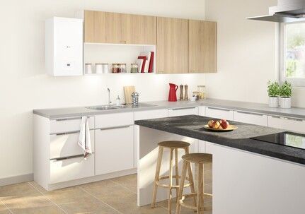 Cuisine moderne blanche et bois avec îlot noir, tabourets et lumière naturelle grâce à la fenêtre.
