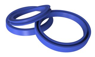 Tres anillos de goma azules están apilados uno encima del otro sobre un fondo blanco.