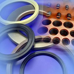 Un montón de anillos de goma sobre una superficie azul.