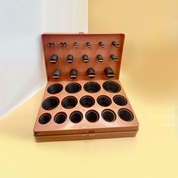 Una caja de anillos de goma está sobre una mesa.