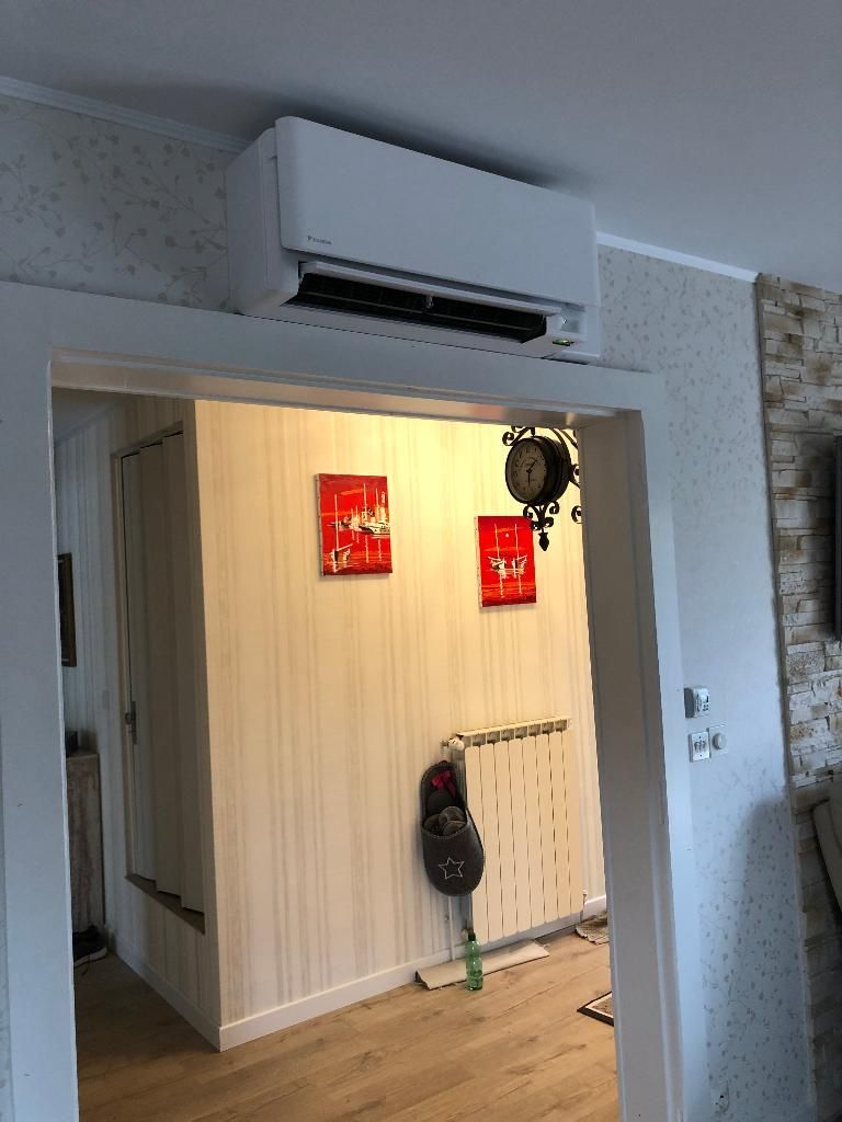 Climatisation au-dessus d'une porte