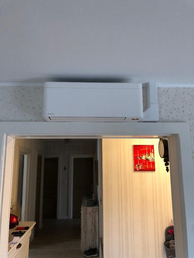 Une climatisation au-dessus d'une porte