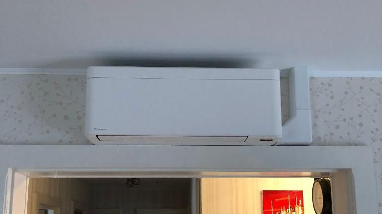 Une climatisation au-dessus d'un encadrement de porte