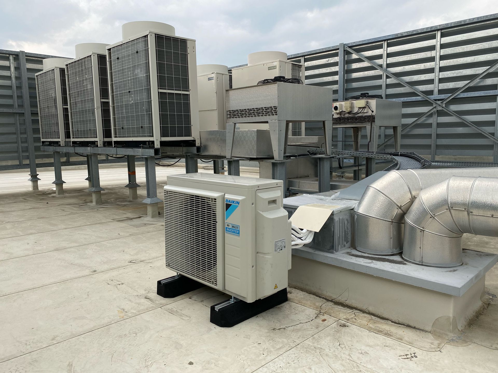 Des pompes à chaleur sur un toit