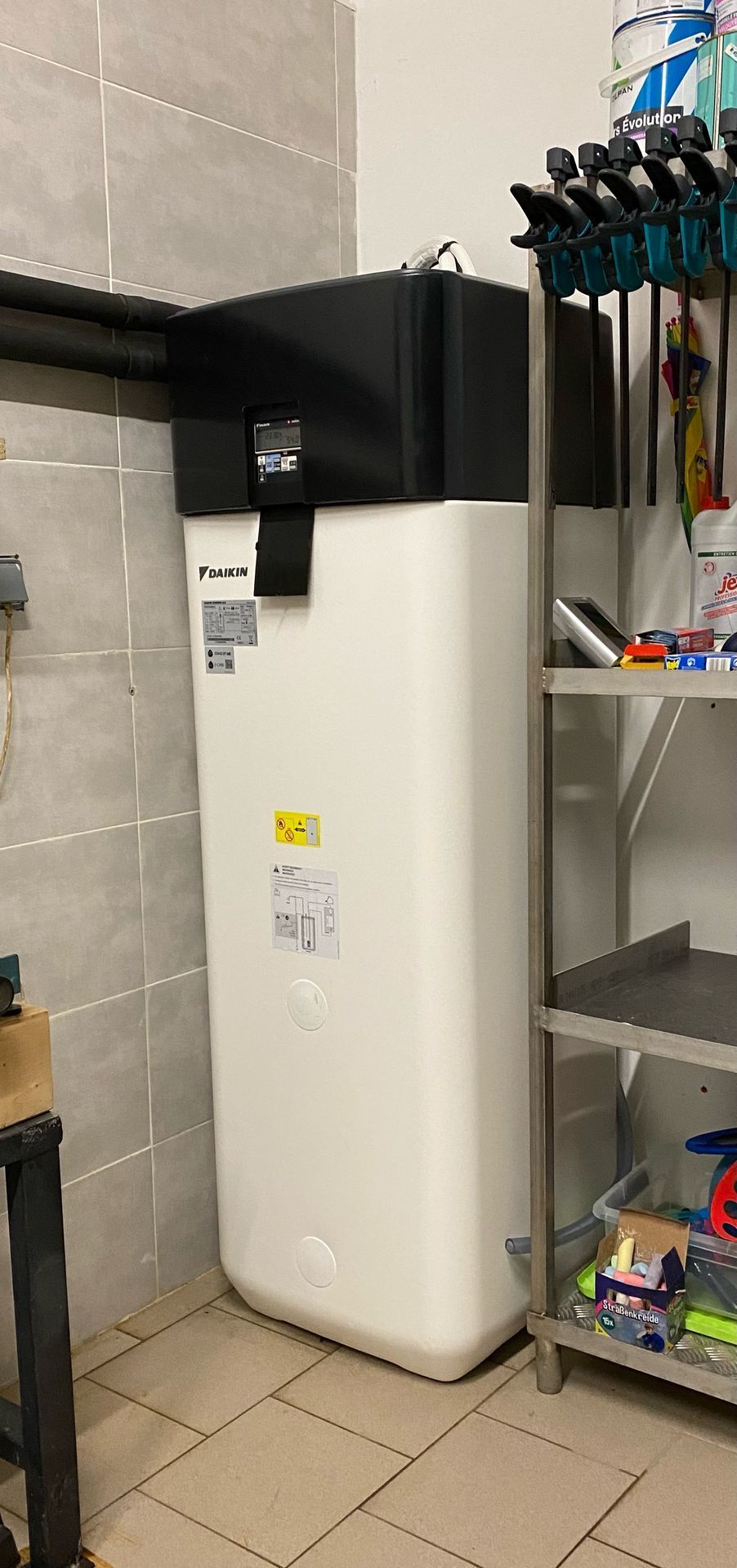 Un chauffe-eau dans une salle de bains