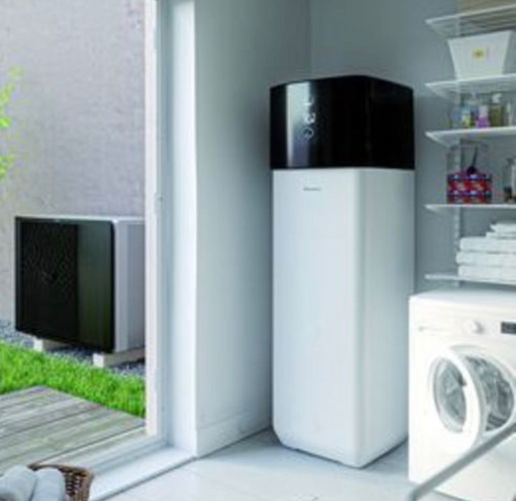 Un chauffe-eau dans une buanderie