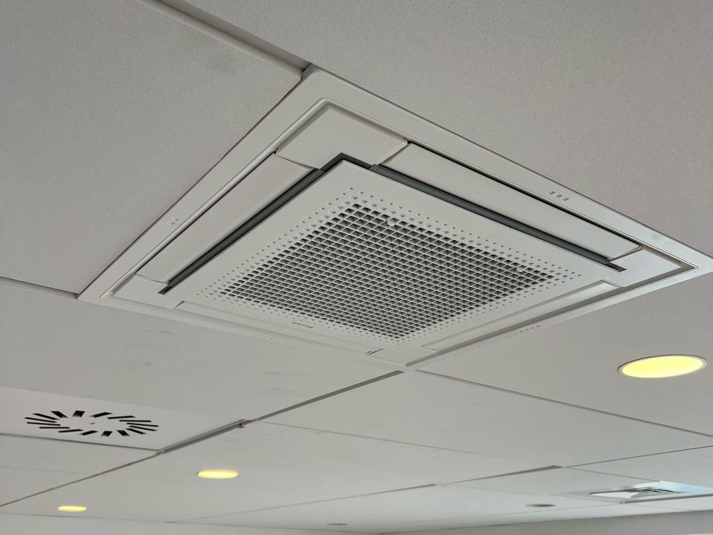 Climatisation au plafond d'un bureau