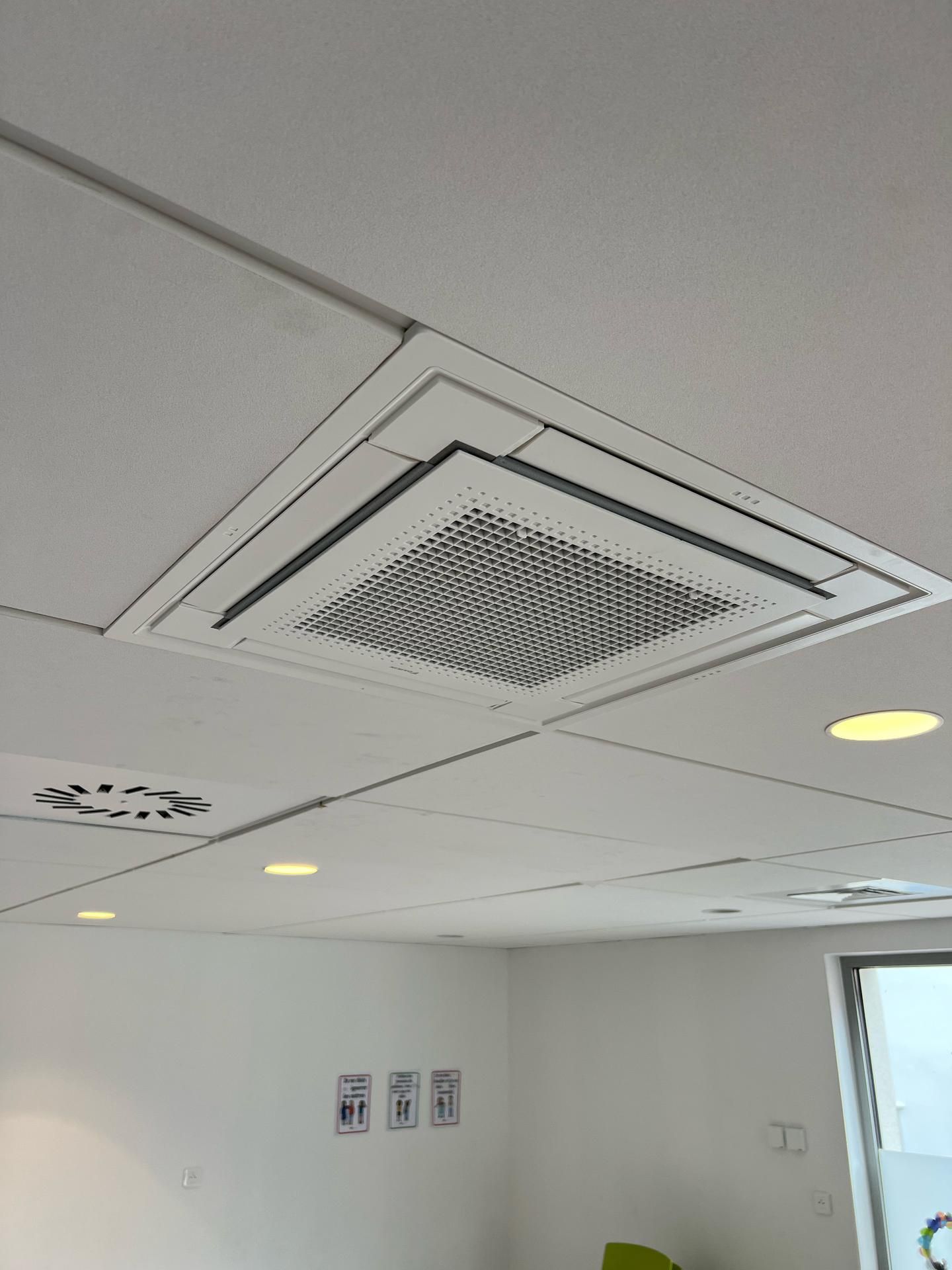 Une climatisation au plafond