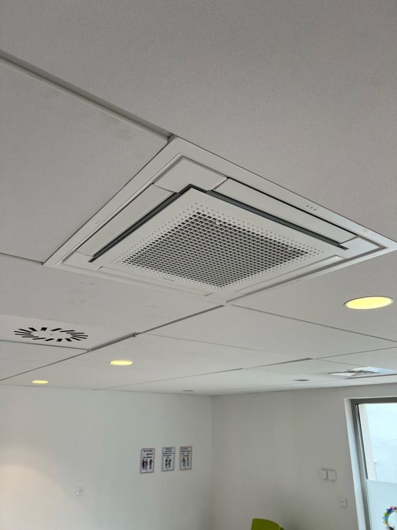 Une climatisation sur un faux plafond