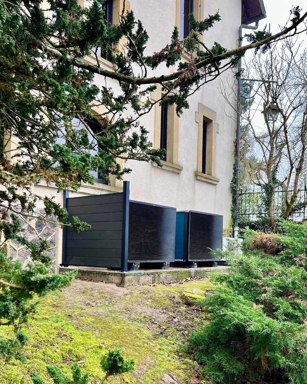 Pompes à chaleur à l'arrière d'une maison