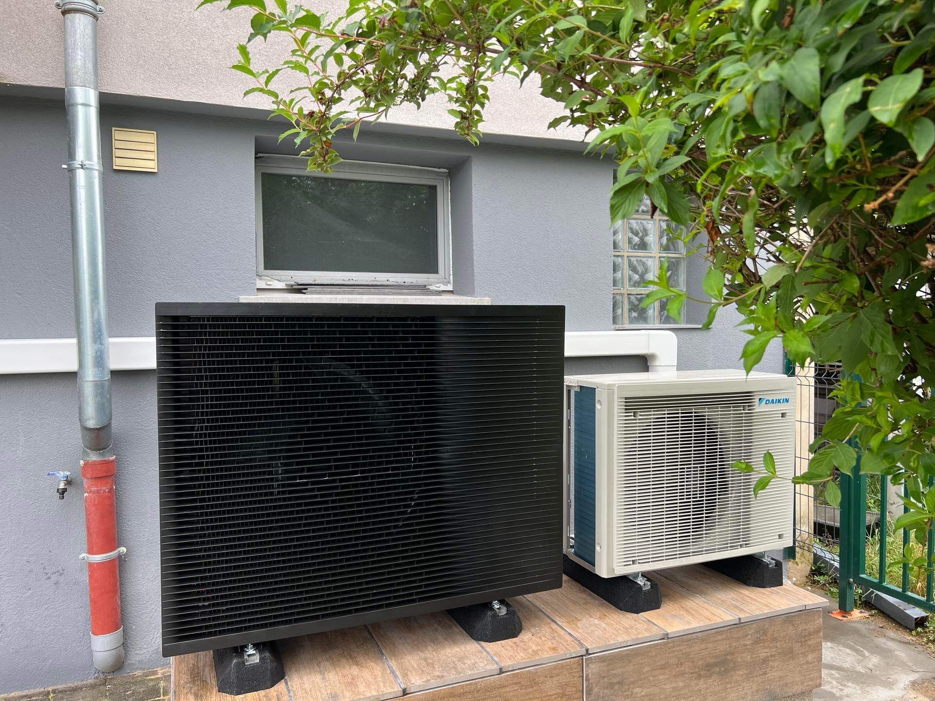 2 PAC à l'arrière d'une maison