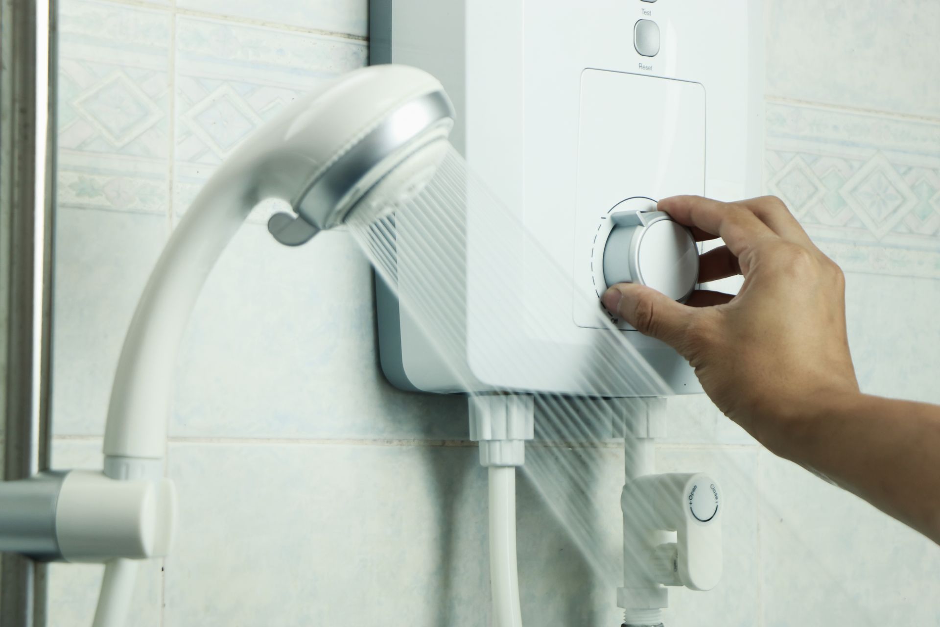 De l'eau coule d'une douche
