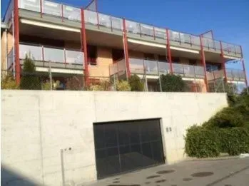 porte de garage et balustrade