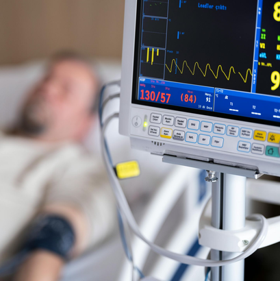 طبيب يفحص مريض داخل عيادة متطورة