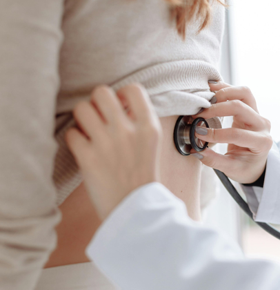 استقبال المرضى في عيادة طبية حديثة ومريحة