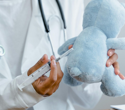 فريق طبي يقدم خدمات صحية عالية الجودة للعائلة